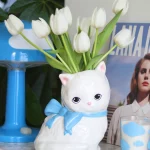 Vase cat